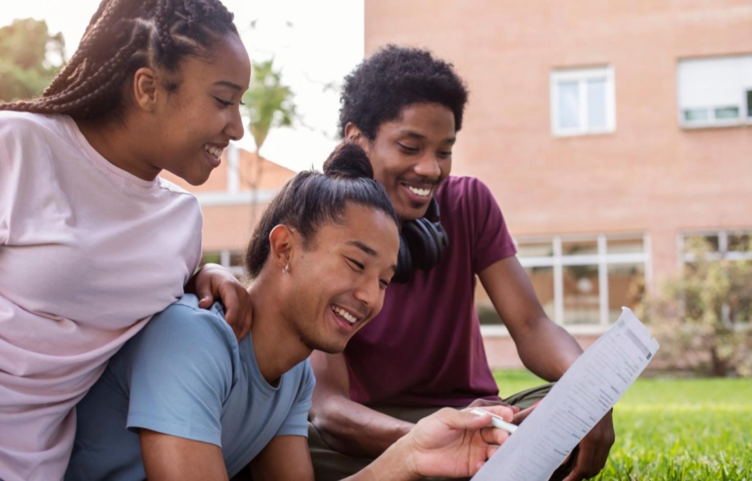 Espace d'étude organisé avec matériel d'apprentissage numérique