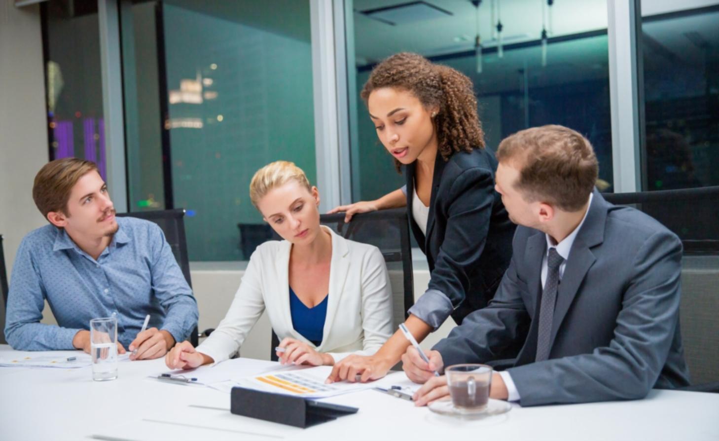 Professionnel analysant des documents budgétaires